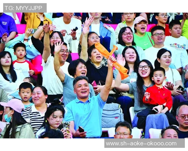 香港足球明星赛在江门盛大举行球迷热情高涨共庆足球盛事 香港足球明星赛在江门盛大举行球迷热情高涨共庆足球盛事